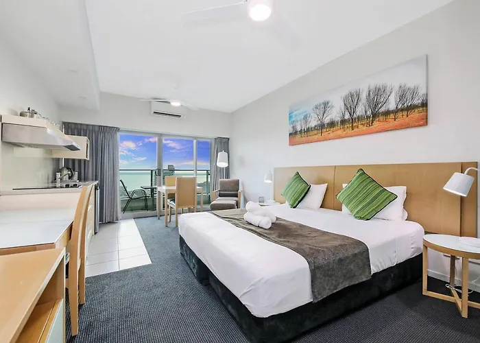 \'18Th In The Clouds\' Cbd Resort Living With Pool