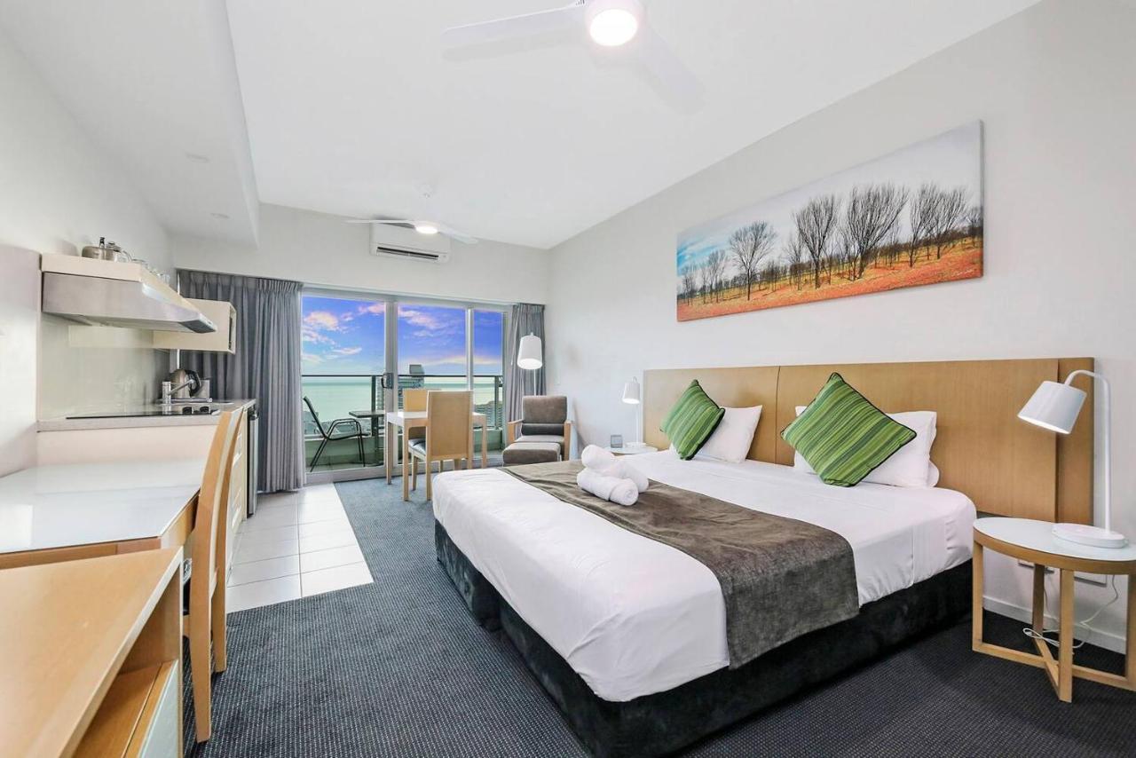 '18th In The Clouds' Cbd Living With Pool Apartment