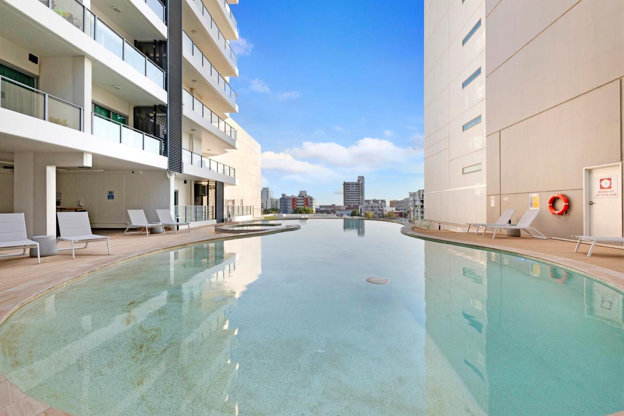 Apartment '18th In The Clouds' Cbd Living With Pool