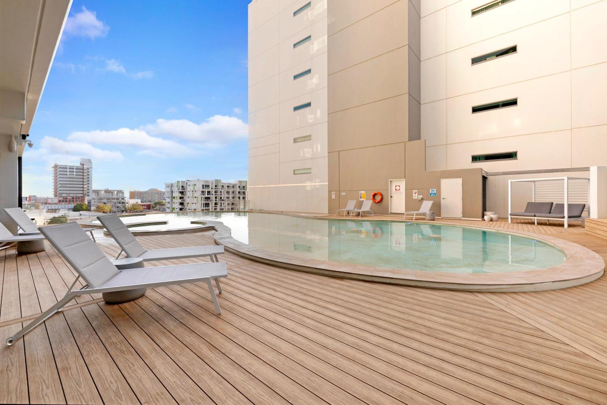 '18th In The Clouds' Cbd Living With Pool Apartment